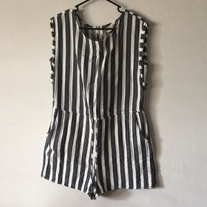 UNIVERSAL THREAD BLUE/WHT STRIPED ROMPER S:L USED